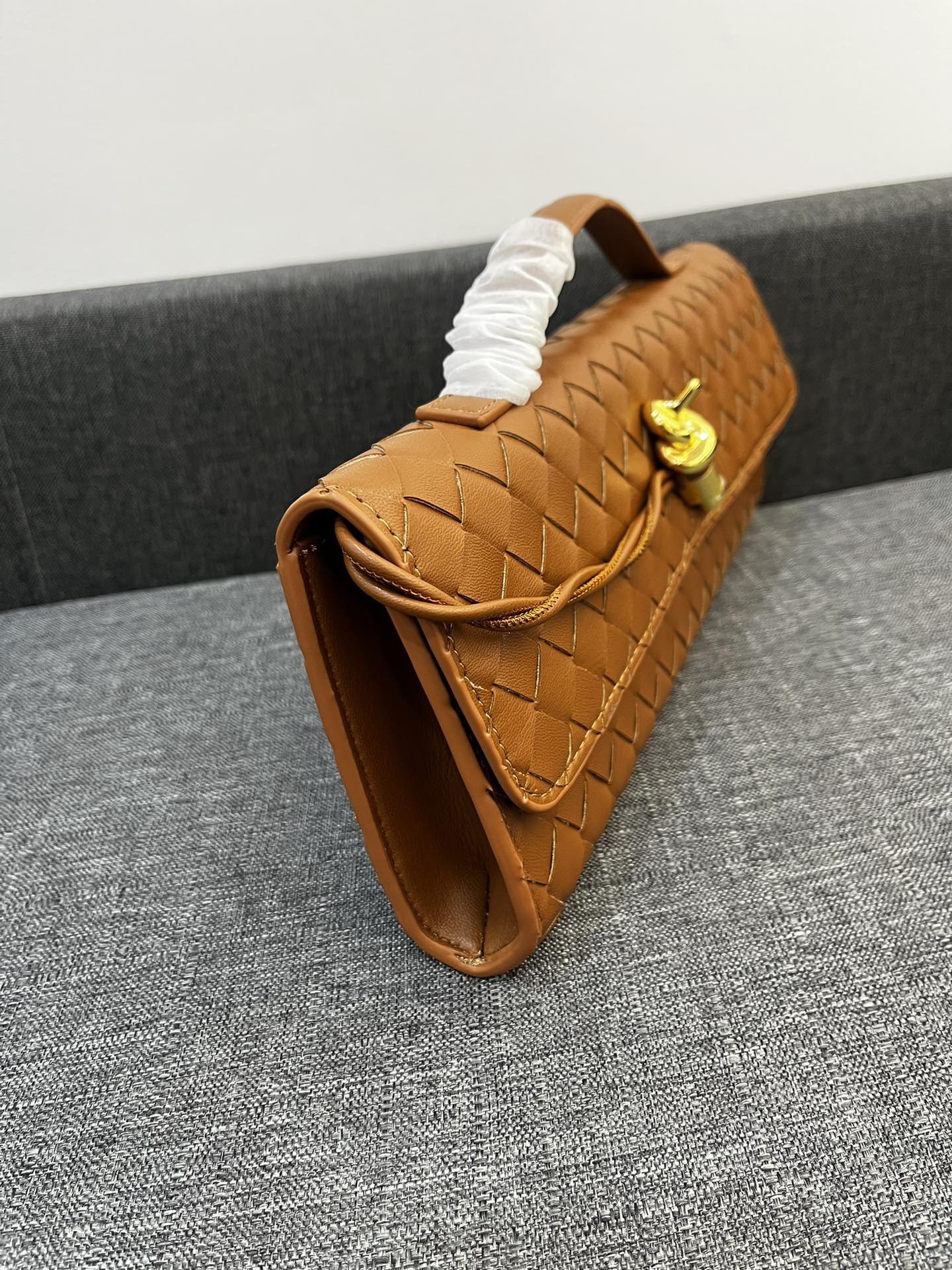 Bottega Veneta Andiamo Clutch 30*13*4cm