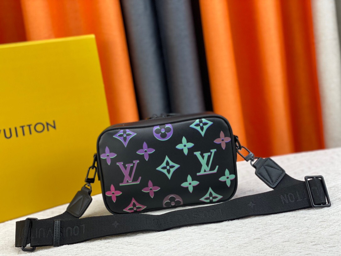 Louis Vuitton M22495 Comet Mens Shoulder Bags Size 21.5*14*7.5cm