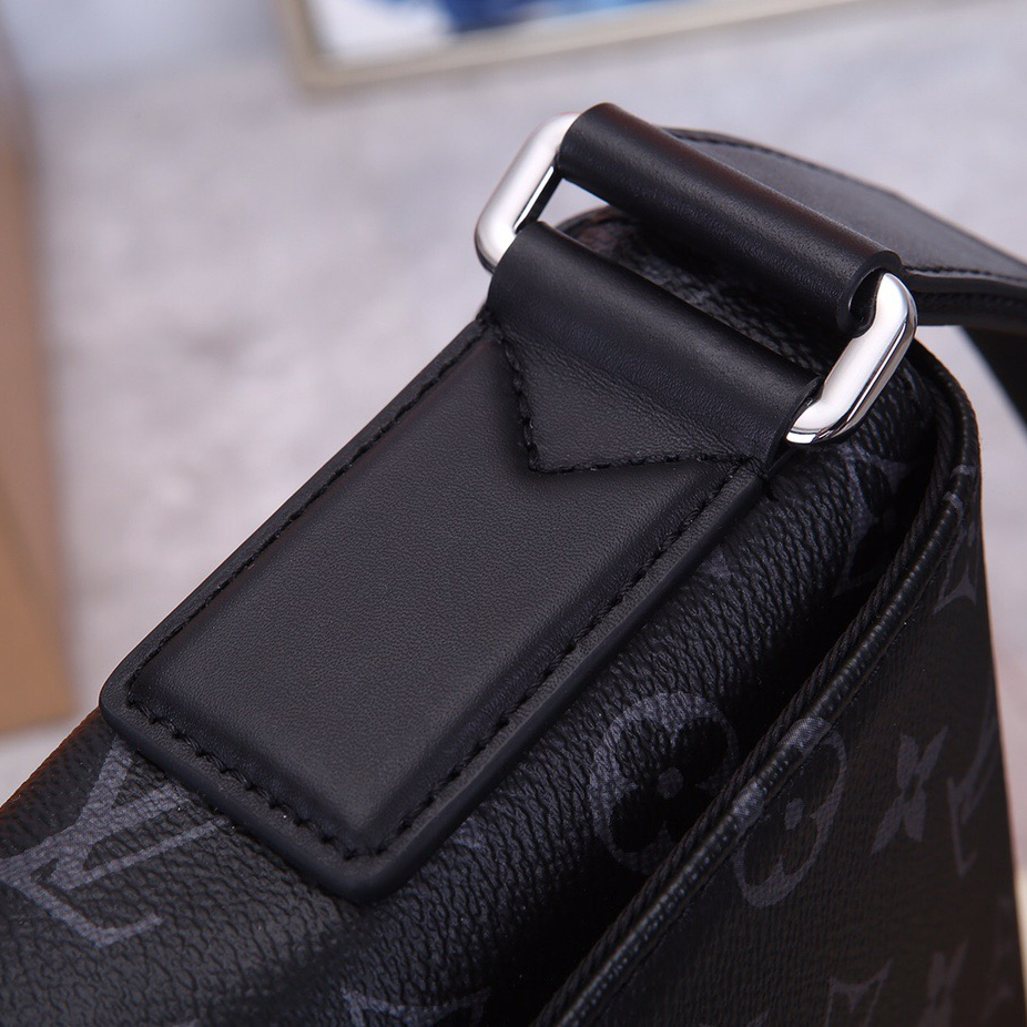 Louis Vuitton M46255 District Mens Shoulder Bags Size 26*20*7cm