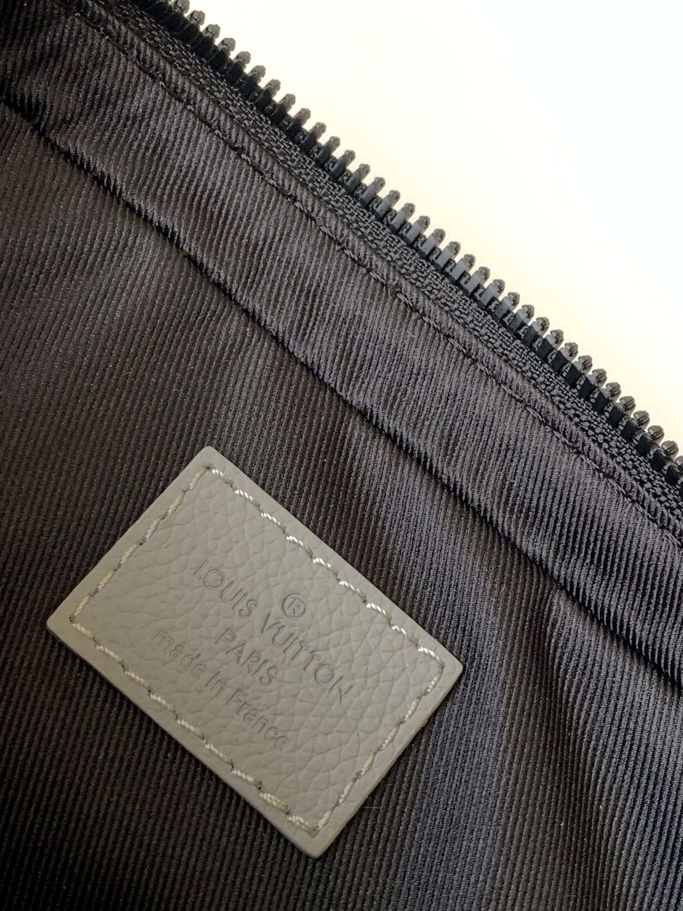 Louis Vuitton M46603 Mens Shoulder Bags Size 25*18.5*7cm