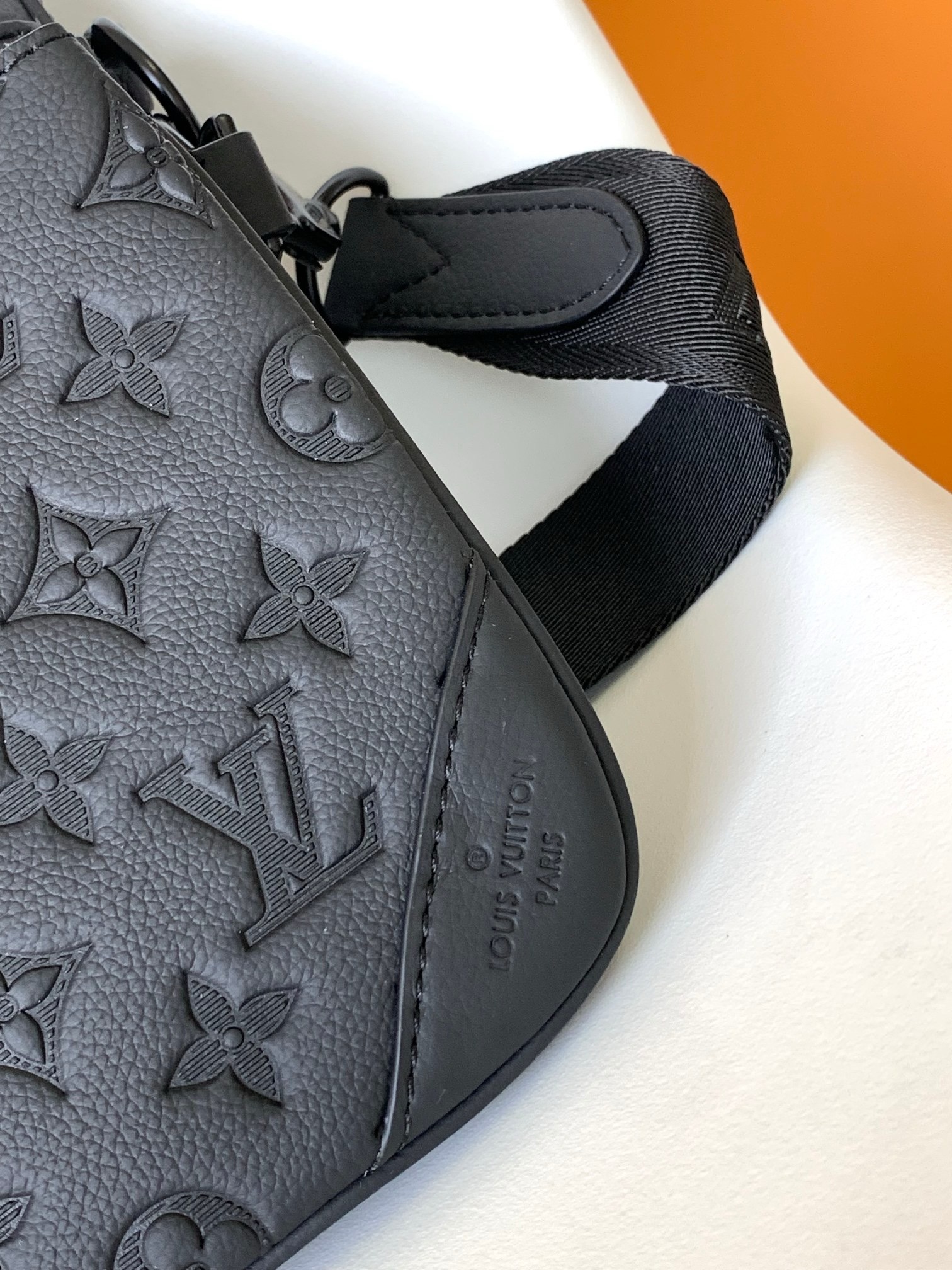 Louis Vuitton M46602 Mens Shoulder Bags Size 25*18.5*7cm