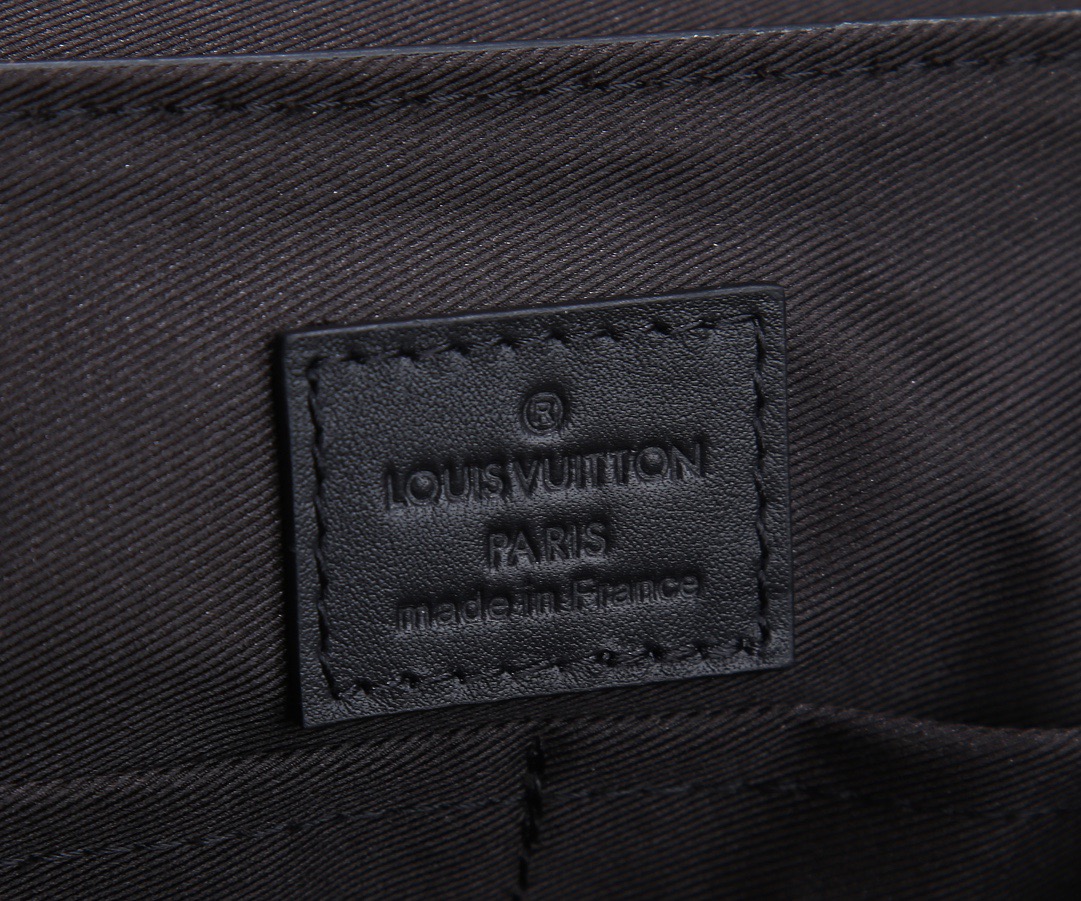 Louis Vuitton M57080 Aerogram Mens Shoulder Bags Size 28*24*10cm