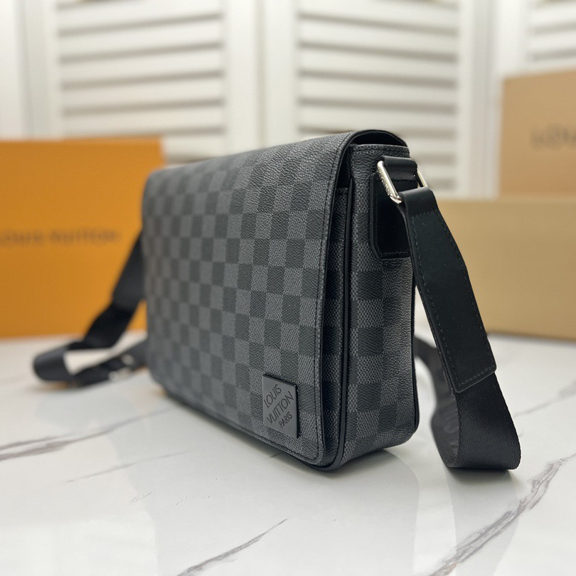 Louis Vuitton N42710 District Mens Shoulder Bags Size 26*20*7cm