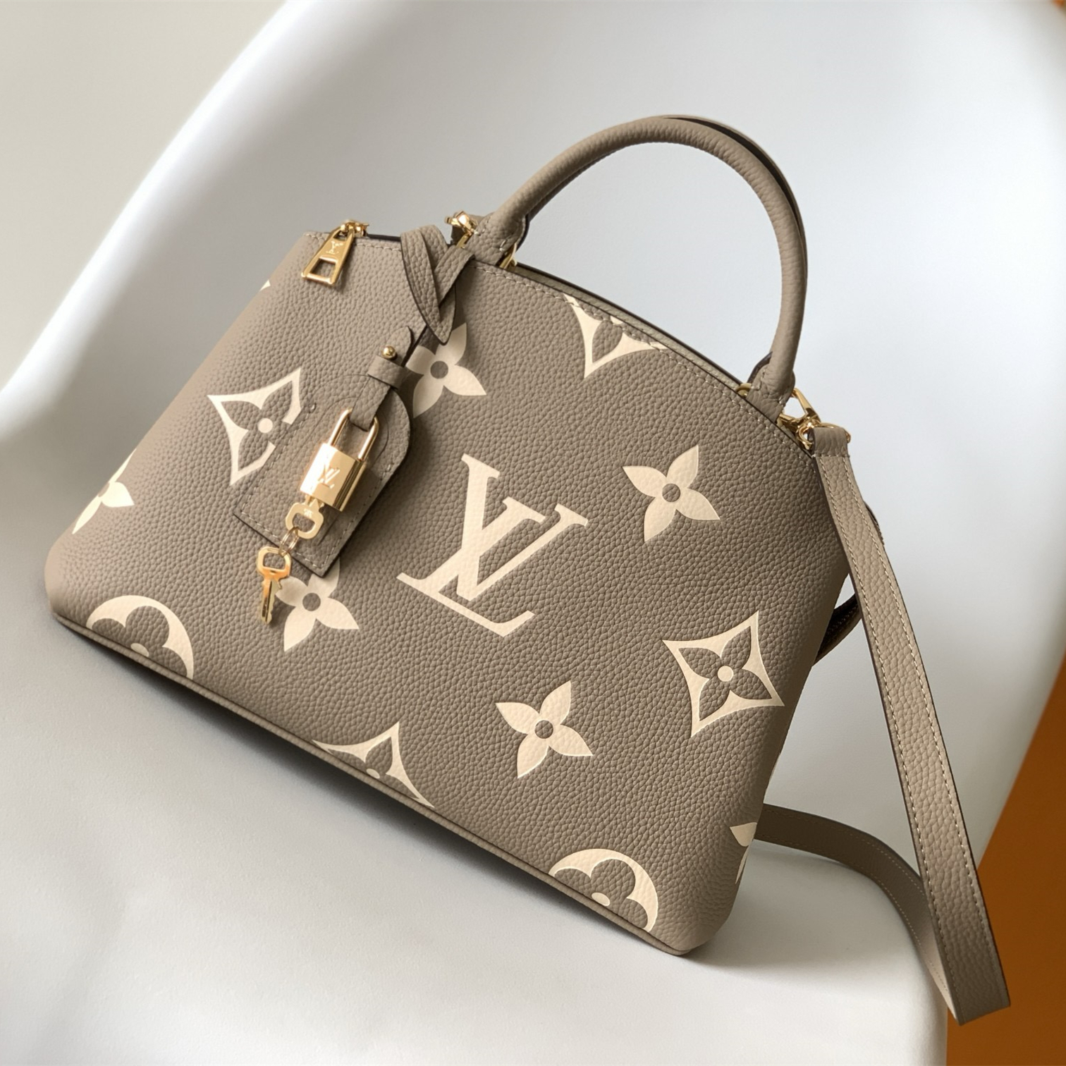 Louis Vuitton M45833 Women Shoulder Bags 2-Size