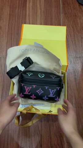 Louis Vuitton M22495 Comet Mens Shoulder Bags Size 21.5*14*7.5cm