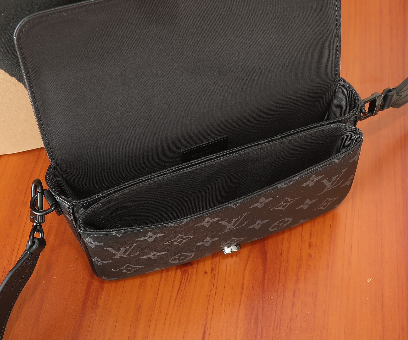 Louis Vuitton M83567 Montsouris Wearable Wallet Mens Shoulder Bags Size 22*12*6cm