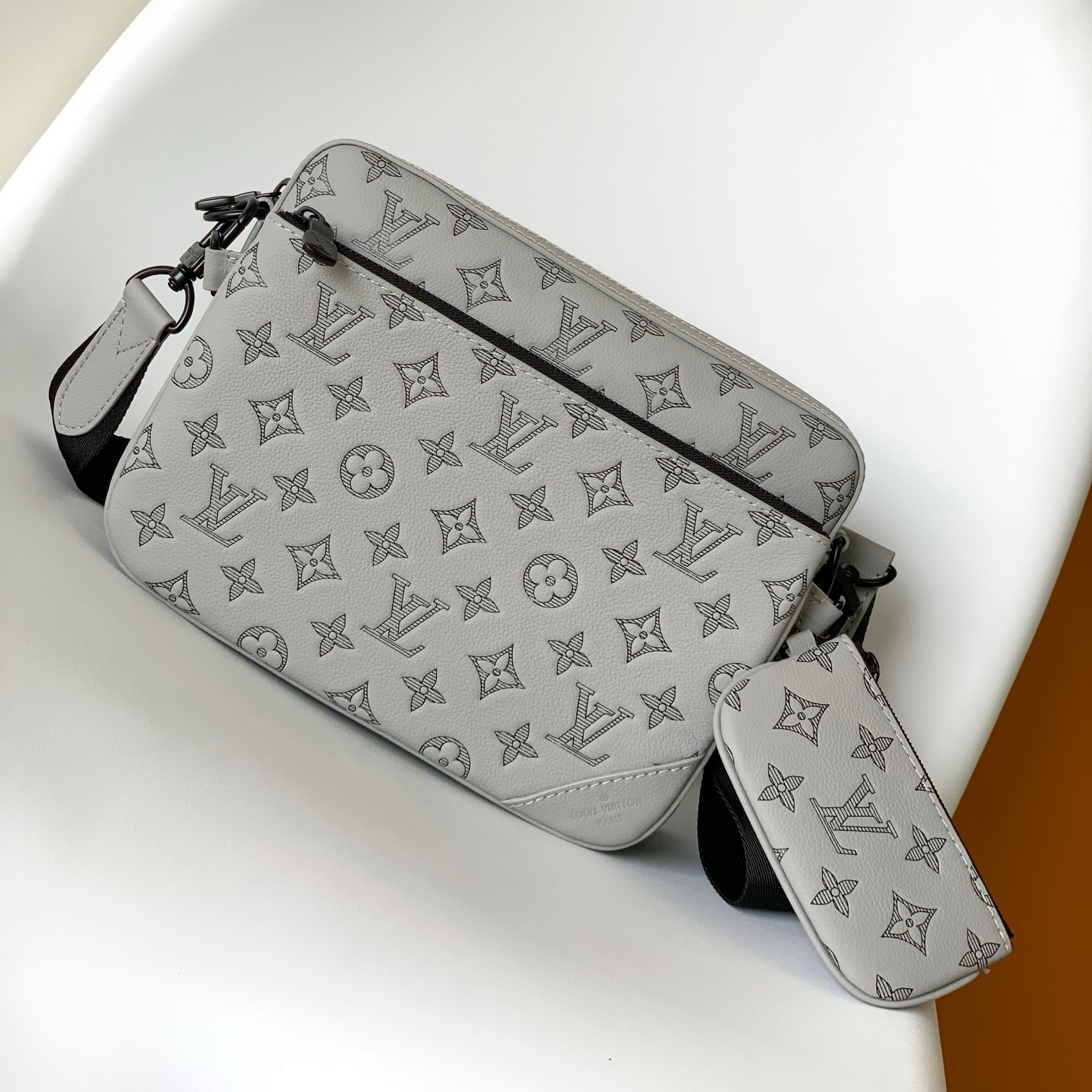 Louis Vuitton M46603 Mens Shoulder Bags Size 25*18.5*7cm