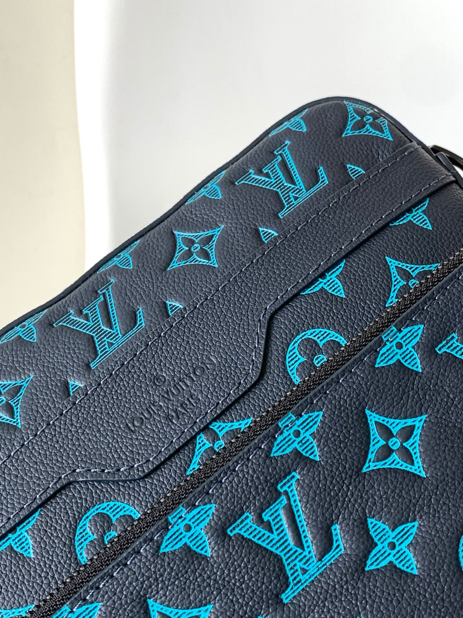 Louis Vuitton M46604 Mens Shoulder Bags Size 25*18.5*7cm