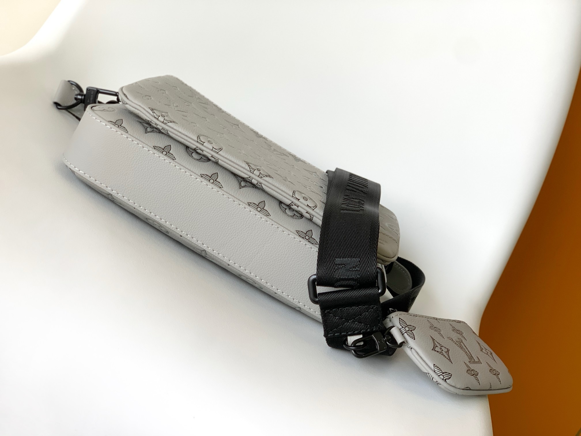 Louis Vuitton M46603 Mens Shoulder Bags Size 25*18.5*7cm