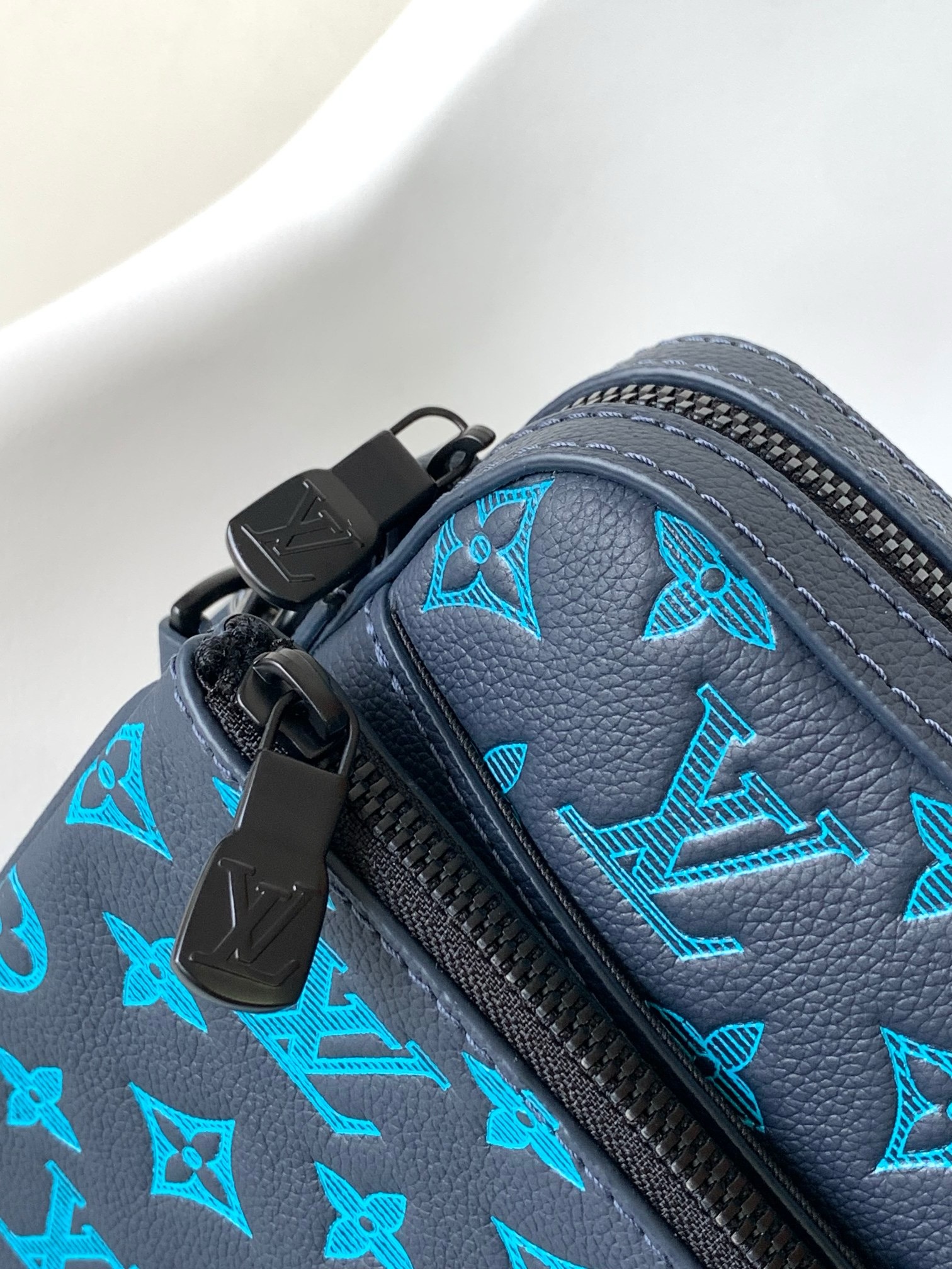 Louis Vuitton M46604 Mens Shoulder Bags Size 25*18.5*7cm