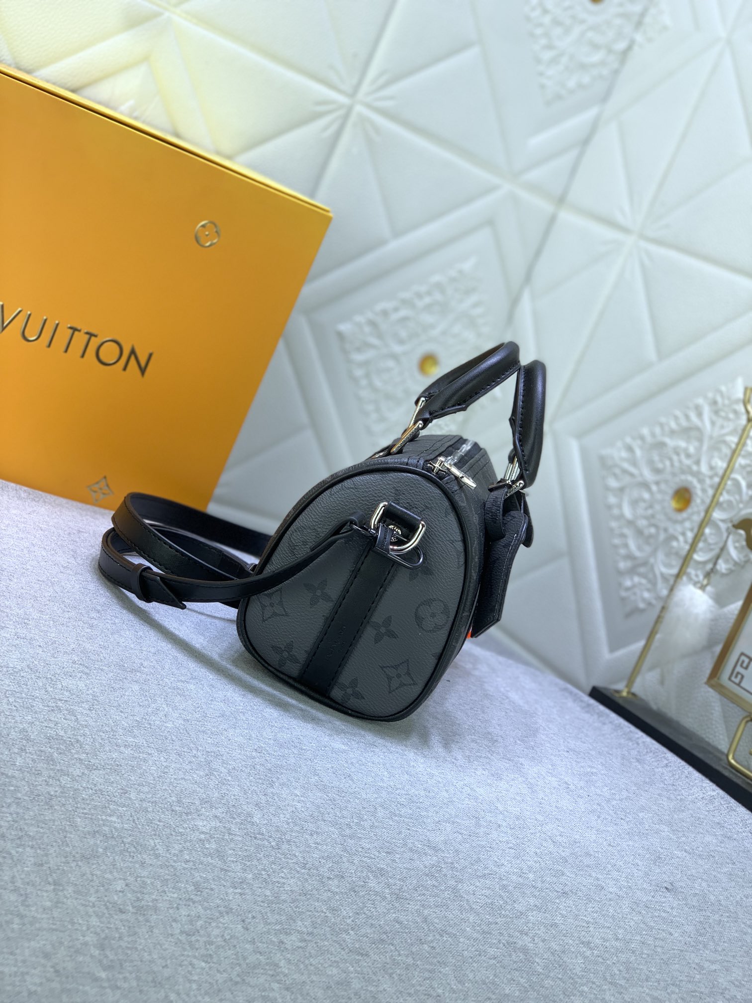 Louis Vuitton Keepall Bandoulière 25 Mens Shoulder Bags