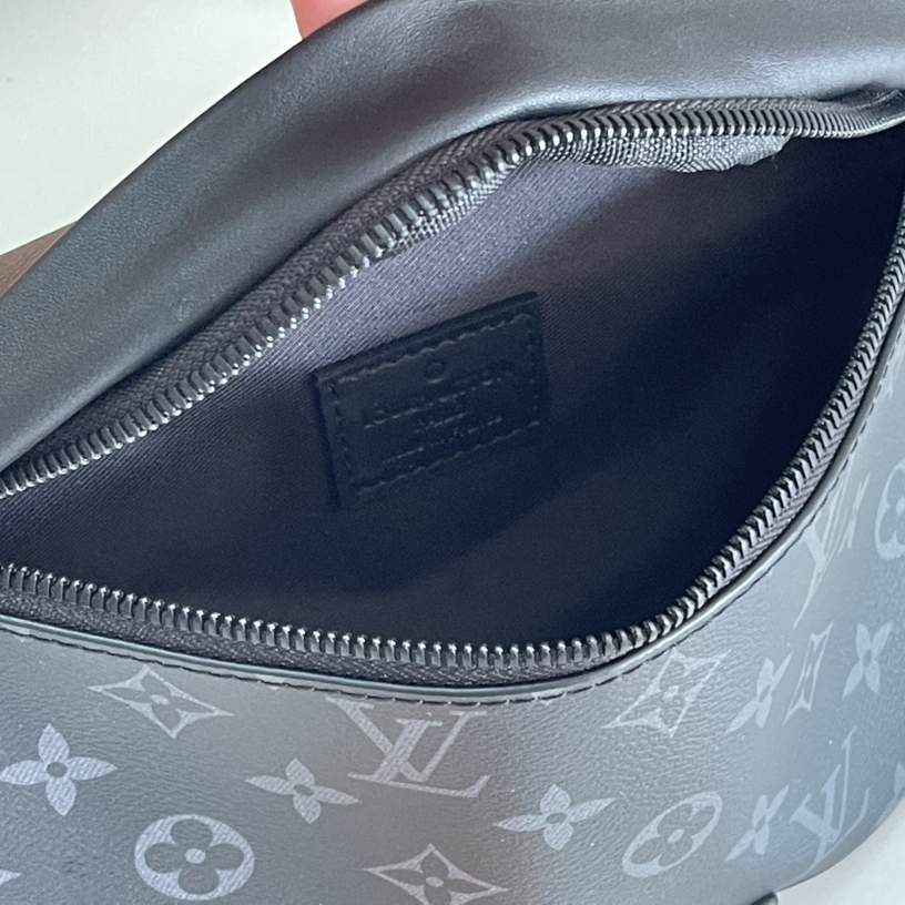 Louis Vuitton M46035 Discovery Bumbag Mens Shoulder Bags Size 44*15*9cm