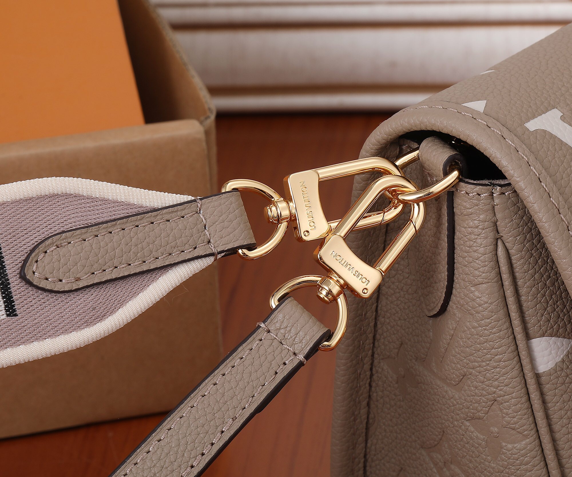 Louis Vuitton M46583 Diane Women Shoulder Bags Size 23*16*8.5cm