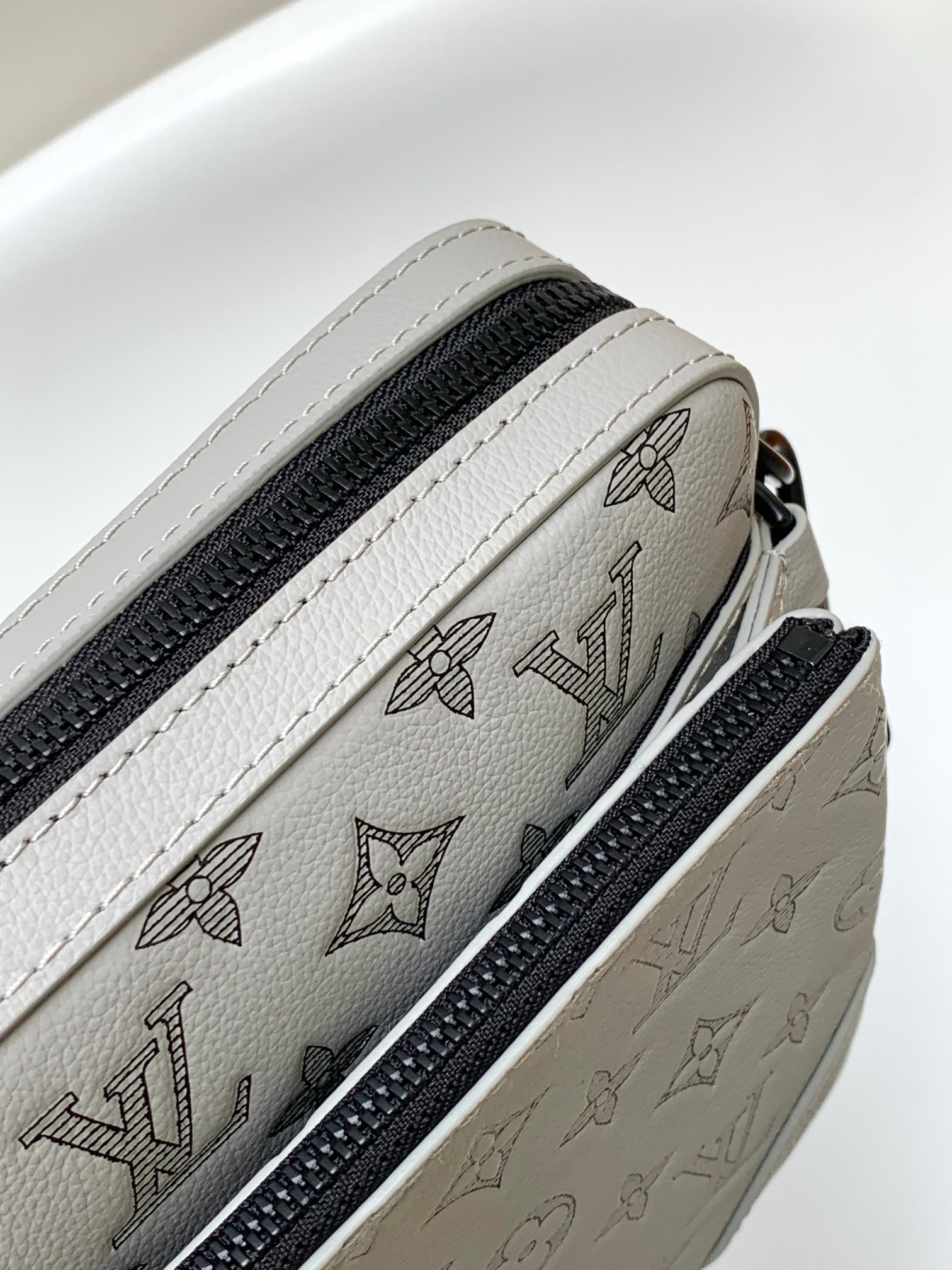 Louis Vuitton M46603 Mens Shoulder Bags Size 25*18.5*7cm