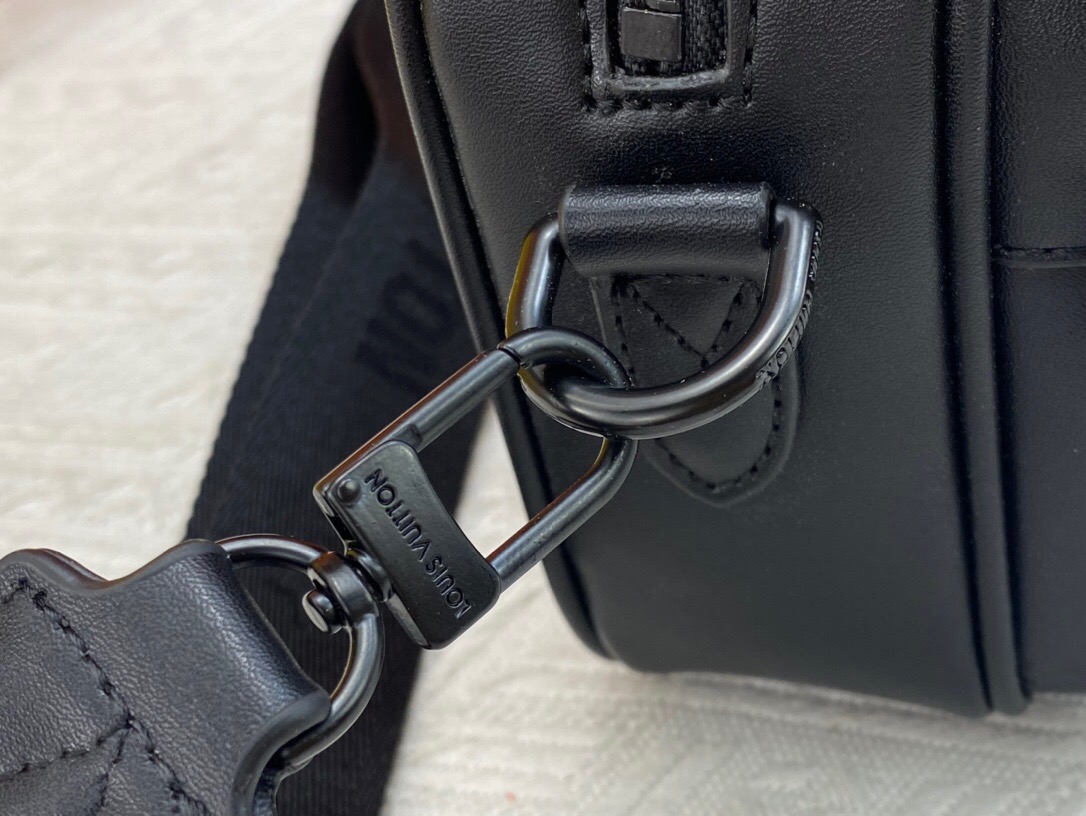 Louis Vuitton M22495 Comet Mens Shoulder Bags Size 21.5*14*7.5cm