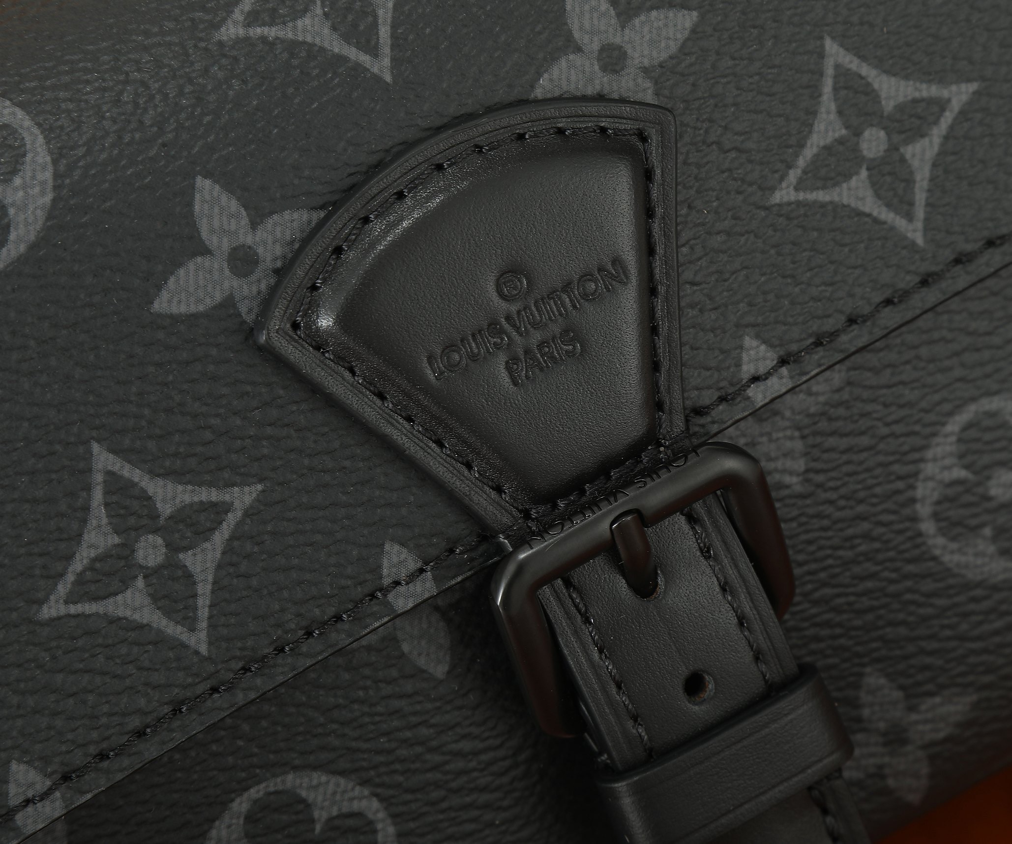 Louis Vuitton M83567 Montsouris Wearable Wallet Mens Shoulder Bags Size 22*12*6cm