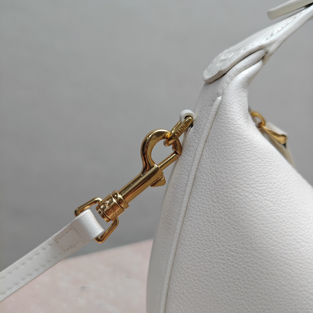 Celine 25ss Lulu Women Shoulder Bags Size 24*21*5cm