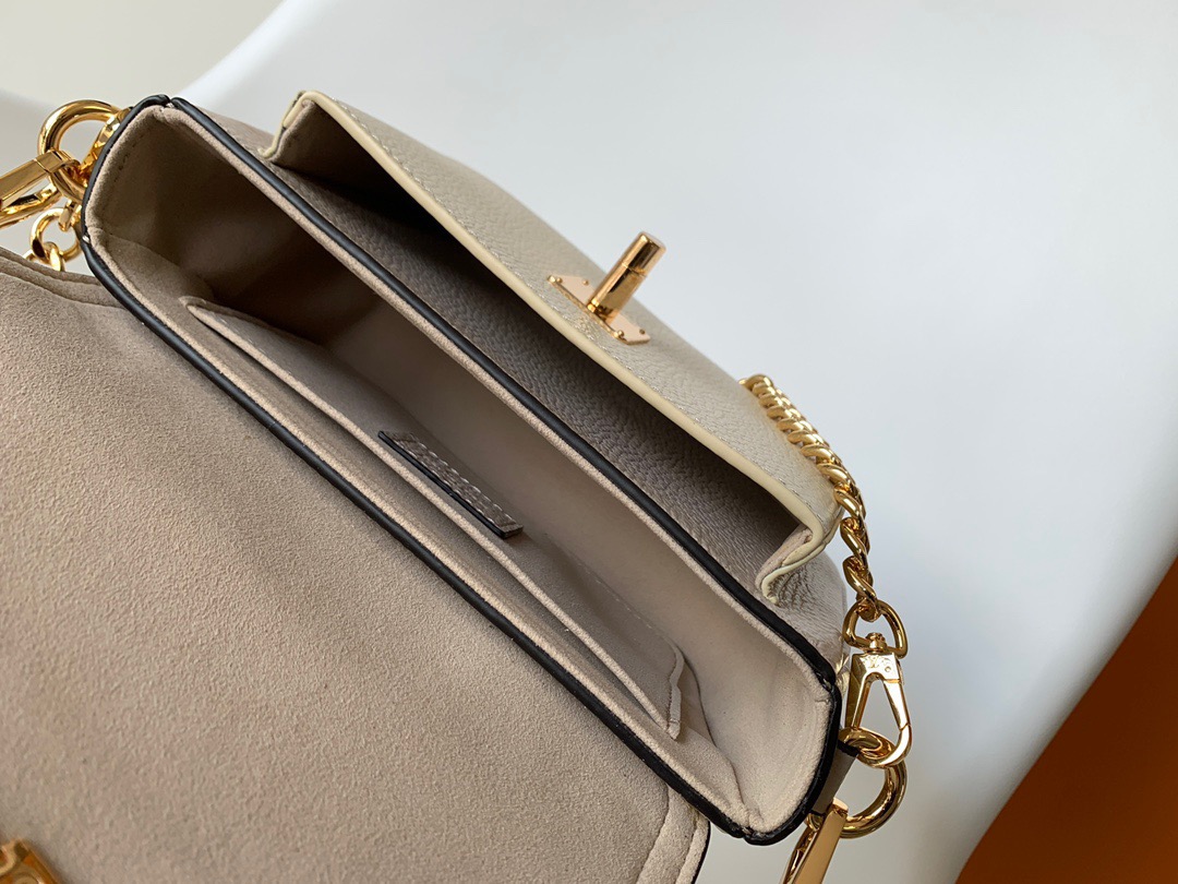 Louis Vuitton M58554 Lockme Tender Women Shoulder Bags Size 19*13*8cm