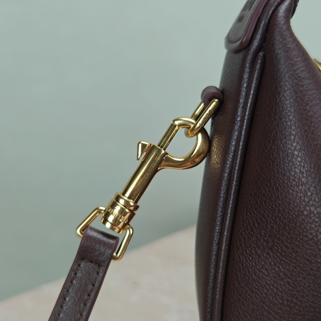 Celine 25ss Lulu Women Shoulder Bags Size 24*21*5cm