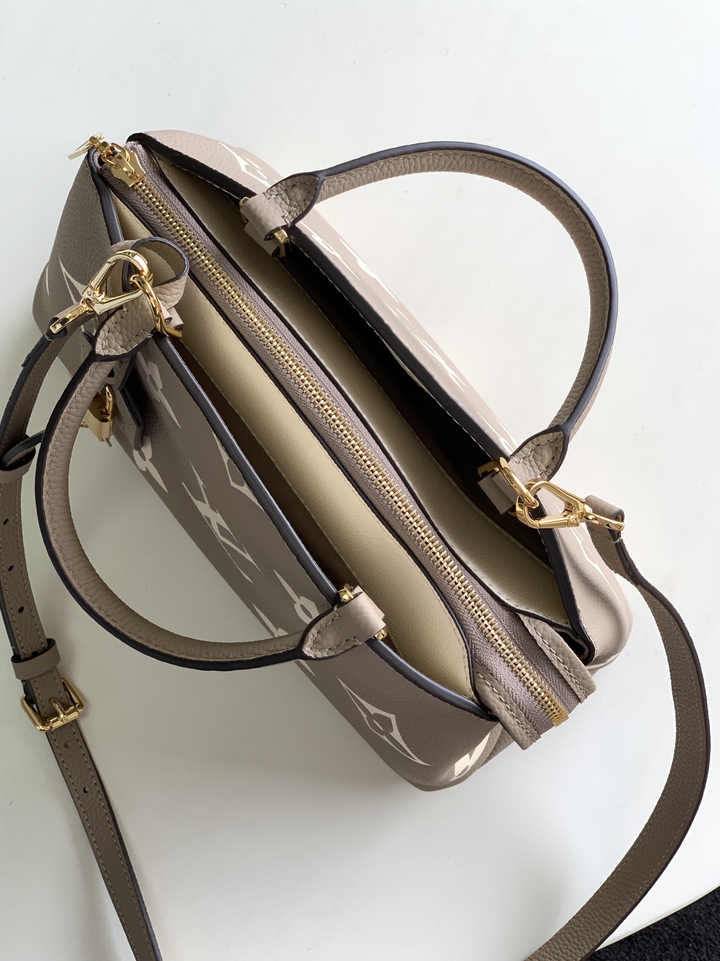 Louis Vuitton M45833 Women Shoulder Bags 2-Size