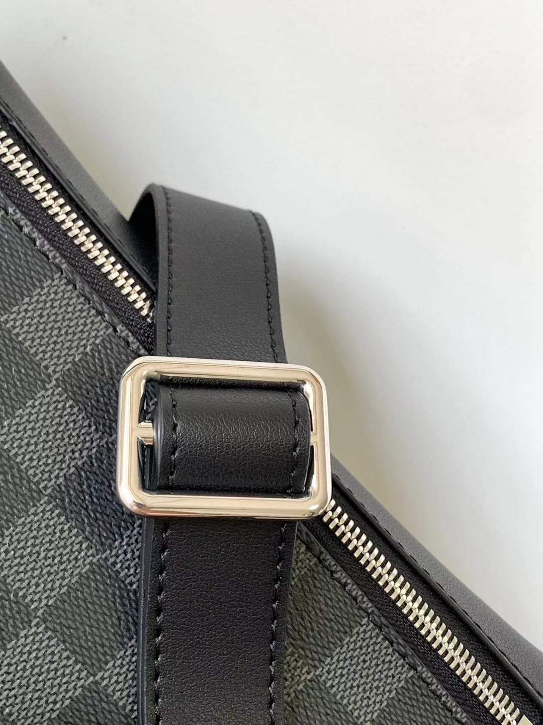 Louis Vuitton N40298 Discovery Graphite Mens Shoulder Bags Size 26*13*7cm