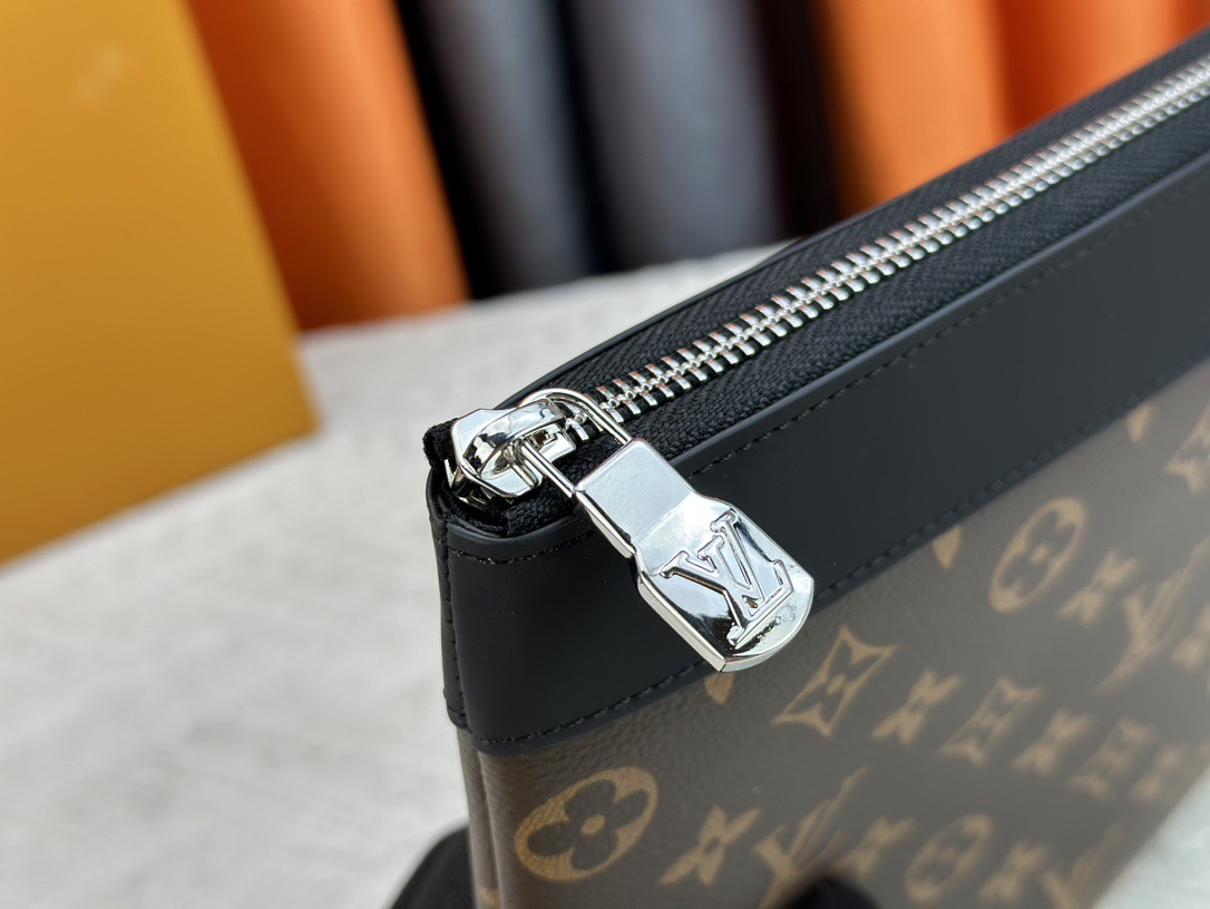 Louis Vuitton M62291 Pochette apollo Clutch Bags Size 34*25*2cm