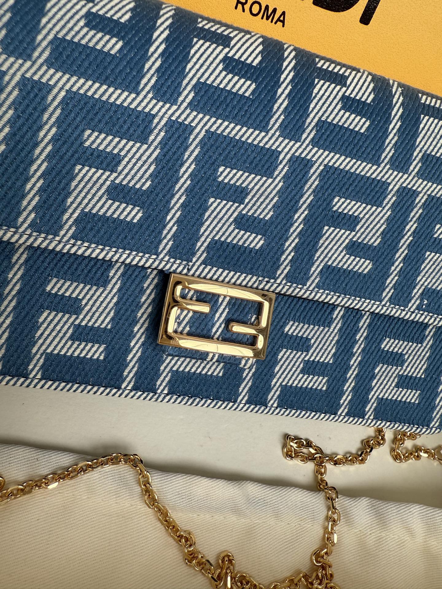 Fendi Women Shoulder Bags Size 21*11*5cm