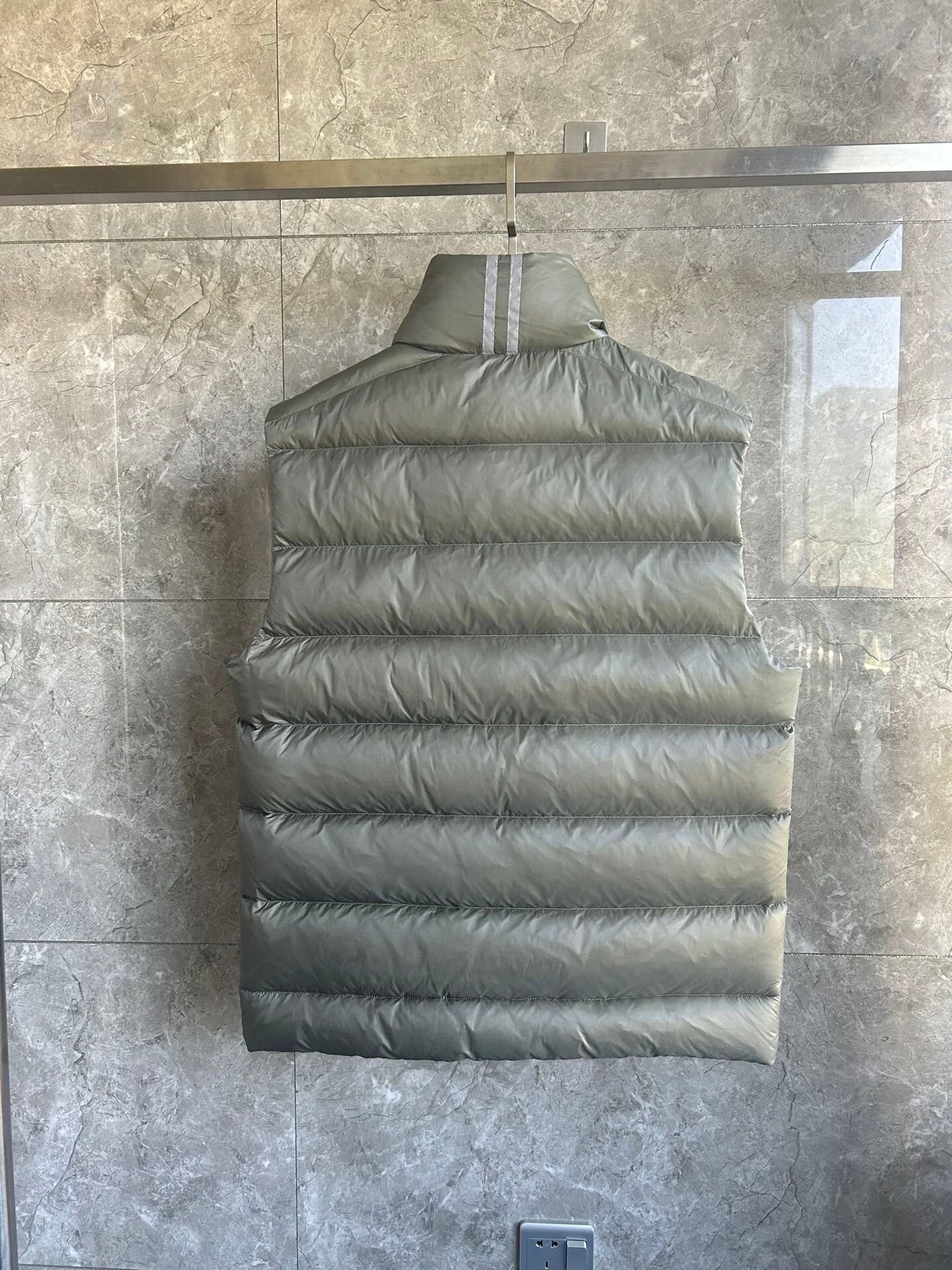 Canada Goose E2229 Crofton Vest-WD Men Winter Vest Size S-XXL