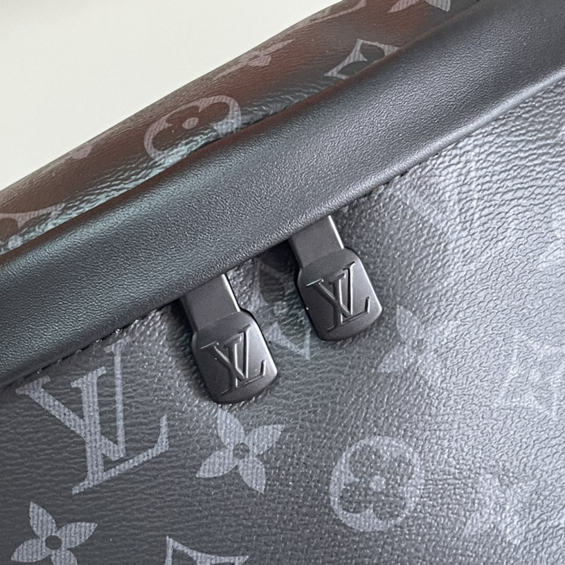 Louis Vuitton M46035 Discovery Bumbag Mens Shoulder Bags Size 44*15*9cm