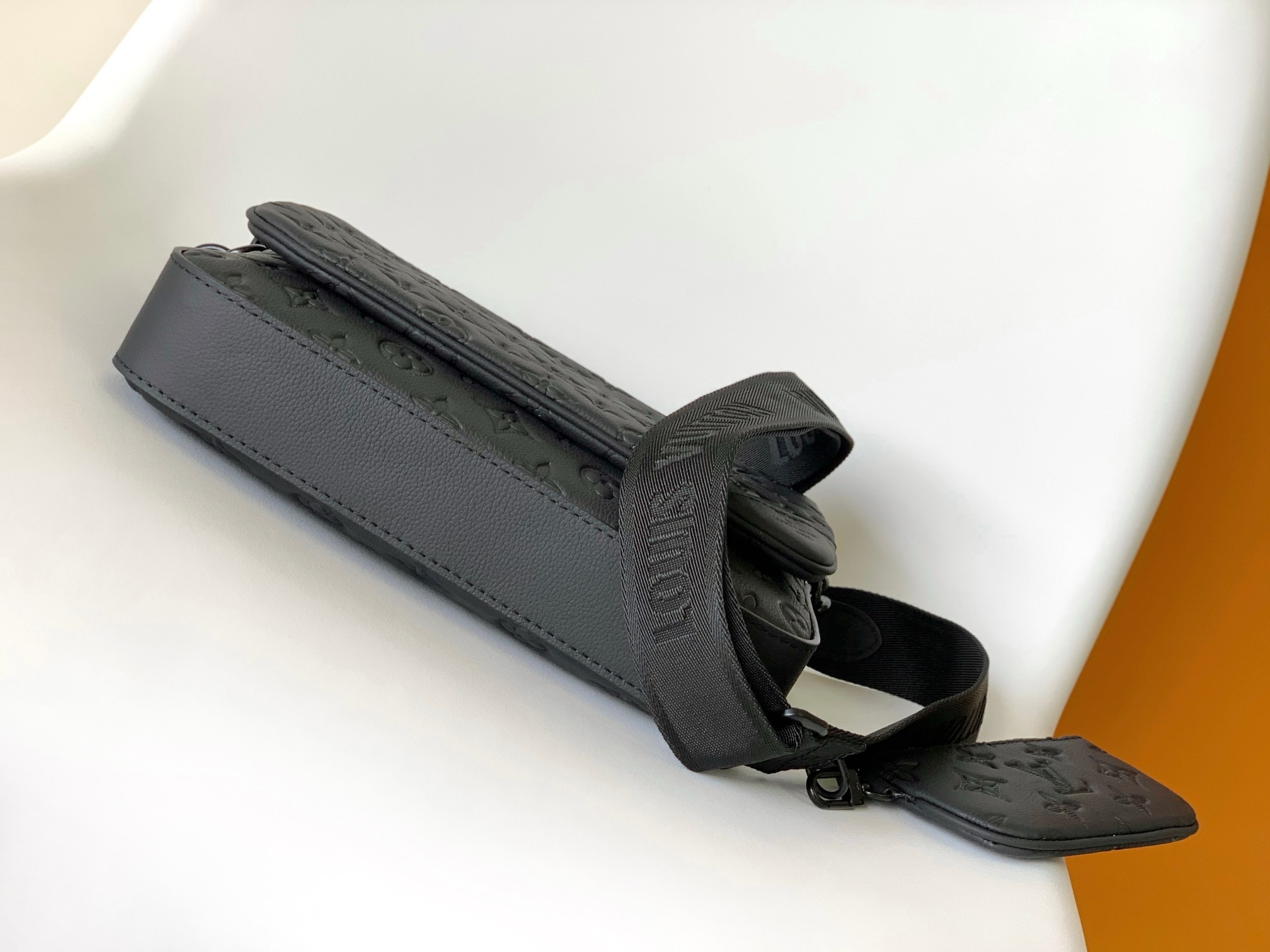 Louis Vuitton M46602 Mens Shoulder Bags Size 25*18.5*7cm