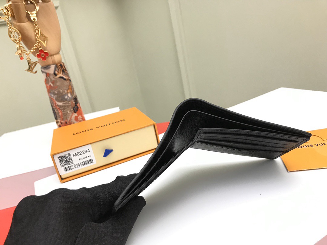 Louis Vuitton Men Wallet M62294 Size 11.9*9cm