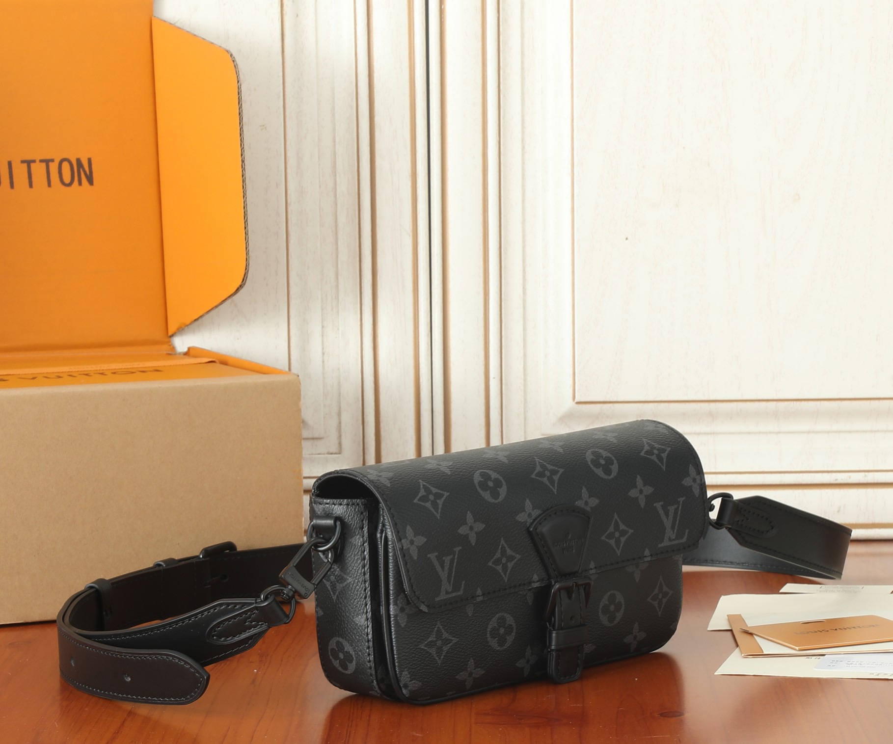 Louis Vuitton M83567 Montsouris Wearable Wallet Mens Shoulder Bags Size 22*12*6cm