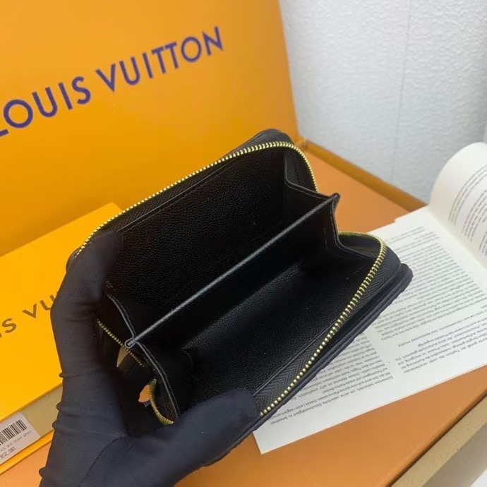 Louis Vuitton Women Card Holder M83689