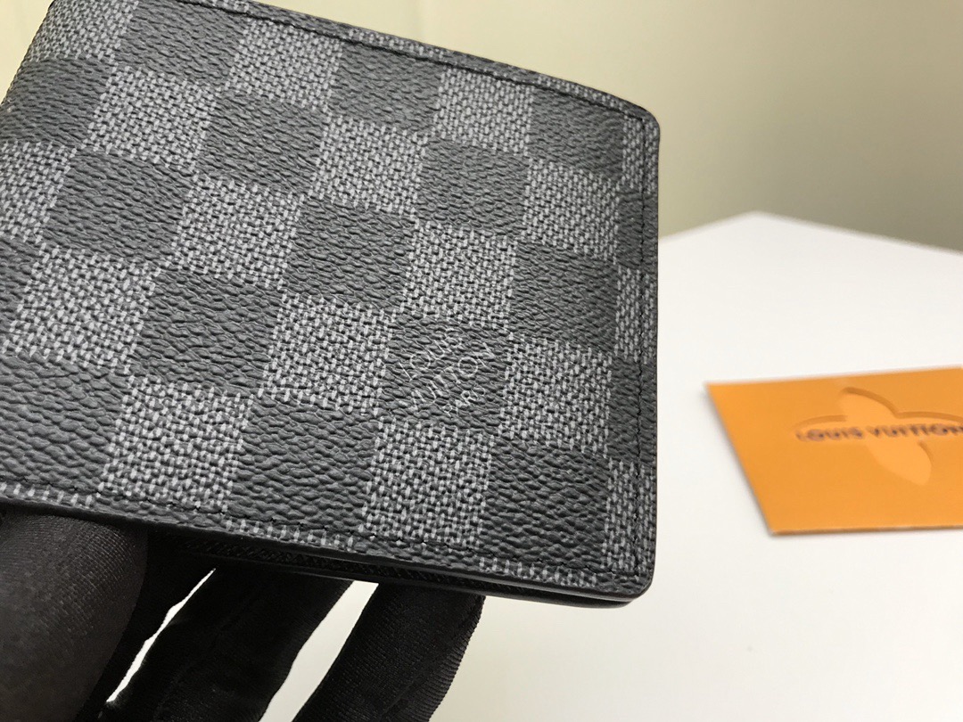 Louis Vuitton Men Wallet N63261 Size 11.9*9cm