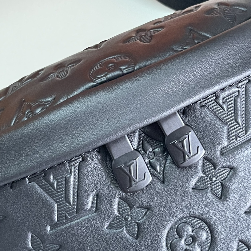 Louis Vuitton M46036 Discovery Bumbag Mens Shoulder Bags Size 44*15*9cm