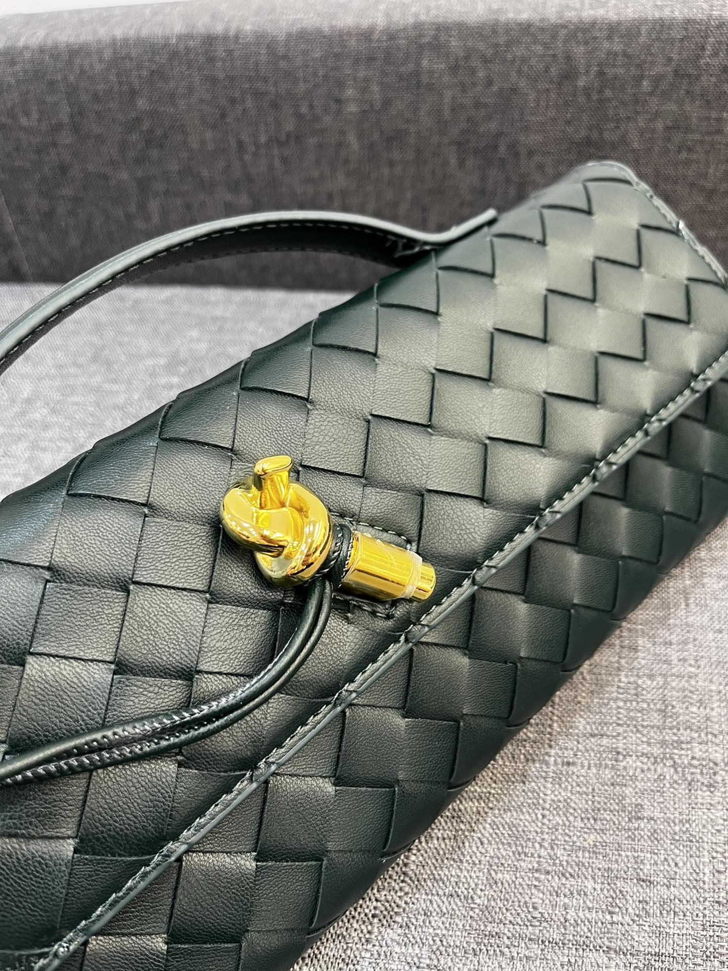 Bottega Veneta Andiamo Clutch 30*13*4cm