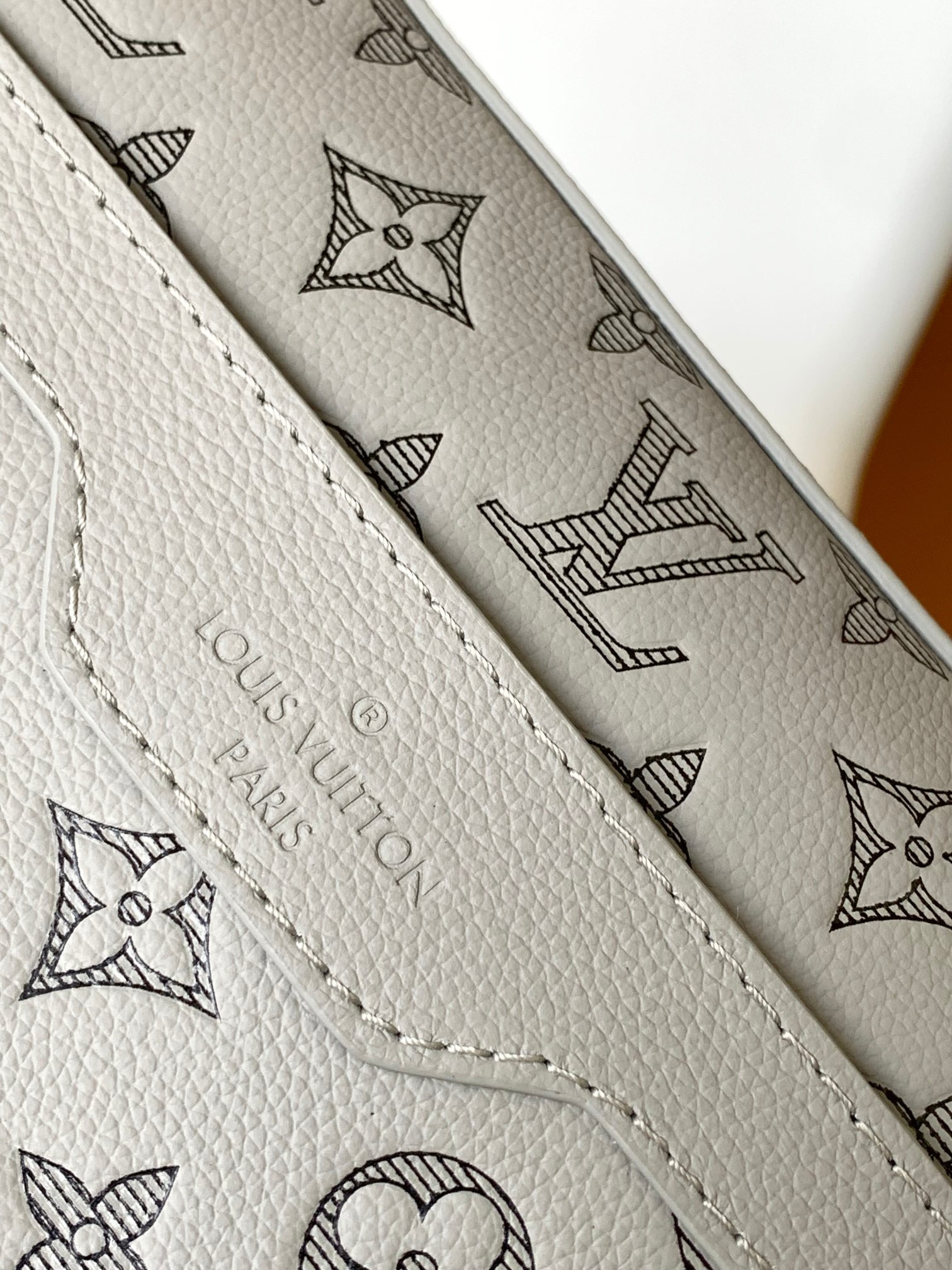 Louis Vuitton M46603 Mens Shoulder Bags Size 25*18.5*7cm