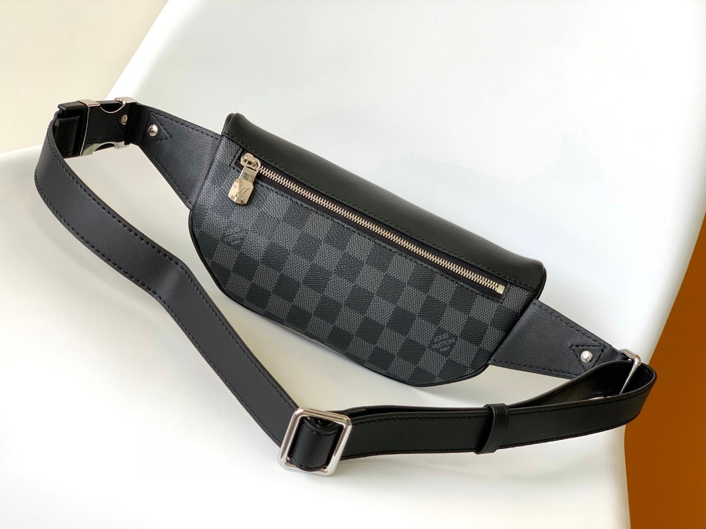 Louis Vuitton N40298 Discovery Graphite Mens Shoulder Bags Size 26*13*7cm