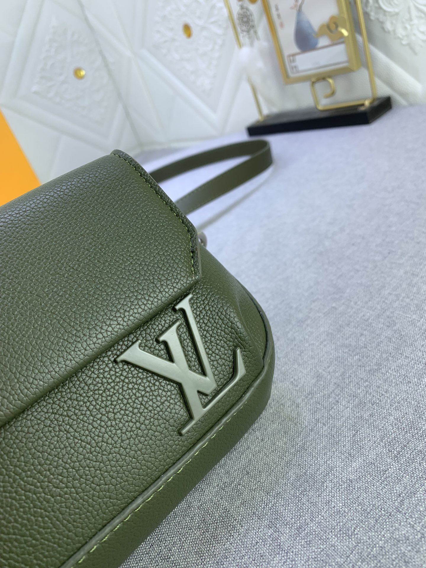 Louis Vuitton M83560 Pilot Mens Shoulder Bags Size 20*12*5cm