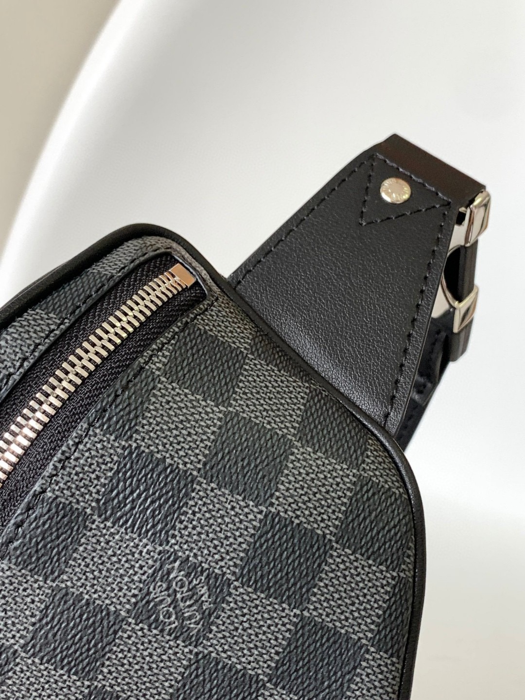 Louis Vuitton N40298 Discovery Graphite Mens Shoulder Bags Size 26*13*7cm