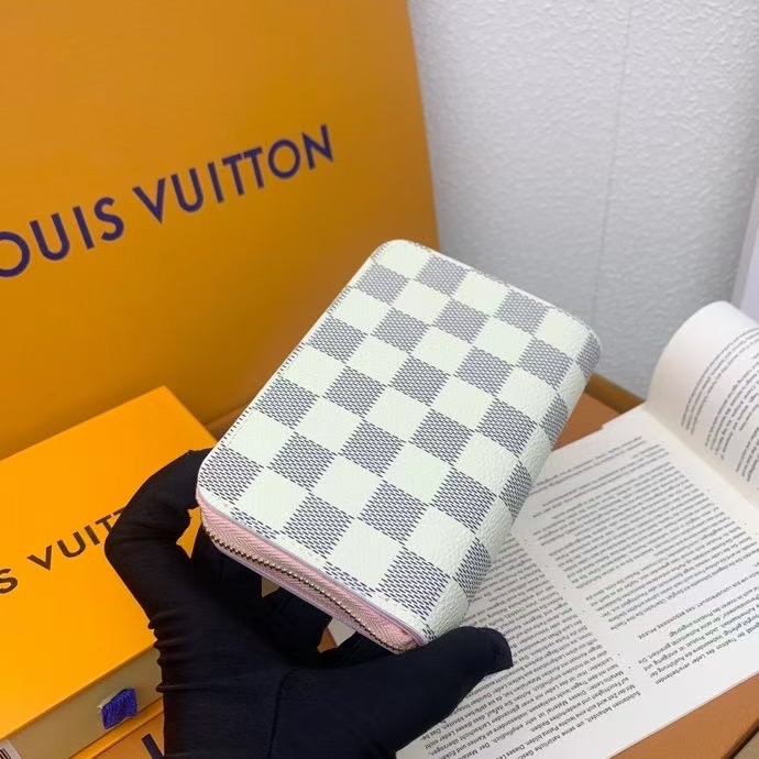 Louis Vuitton Women Card Holder M83689