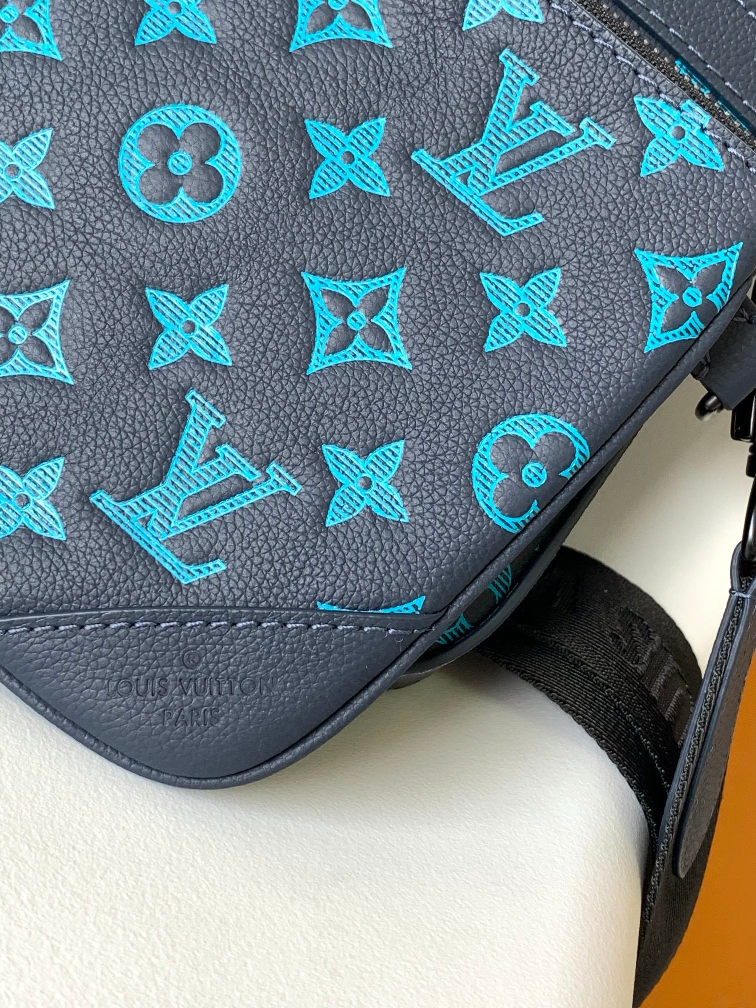 Louis Vuitton M46604 Mens Shoulder Bags Size 25*18.5*7cm