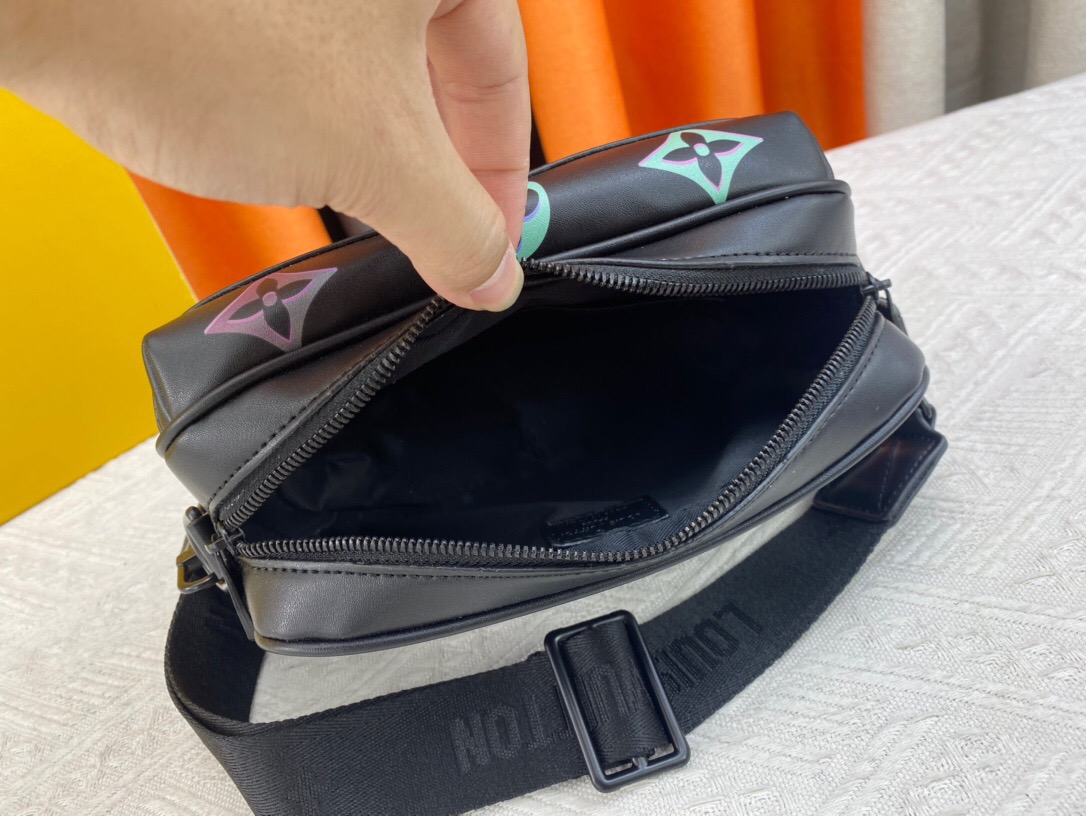 Louis Vuitton M22495 Comet Mens Shoulder Bags Size 21.5*14*7.5cm