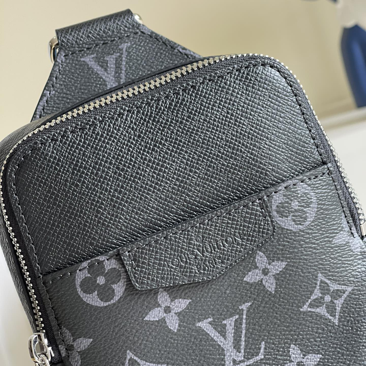 Louis Vuitton M30741 Outdoor Slingbag Mens Shoulder Bags Size 21*13*5cm