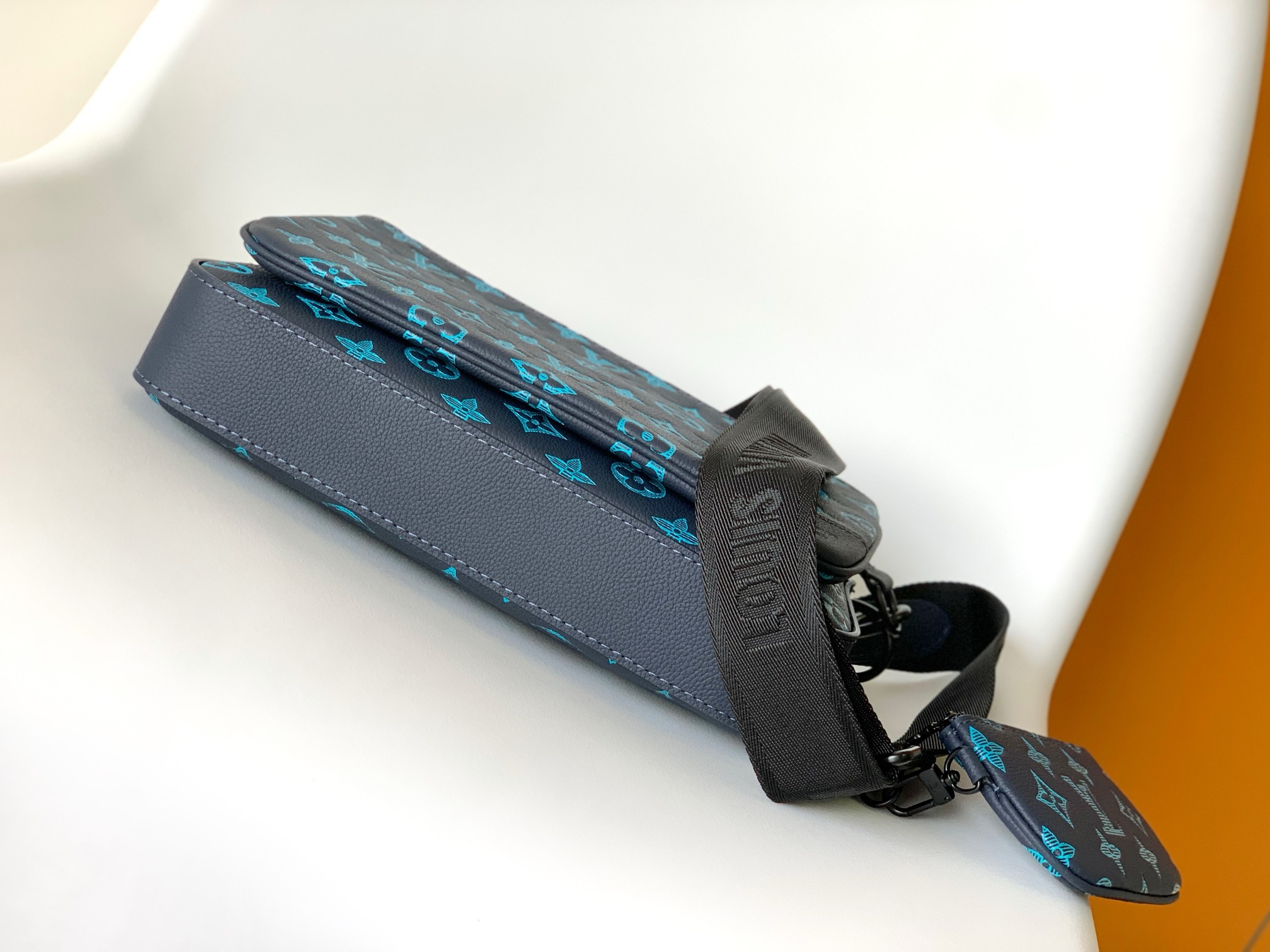 Louis Vuitton M46604 Mens Shoulder Bags Size 25*18.5*7cm