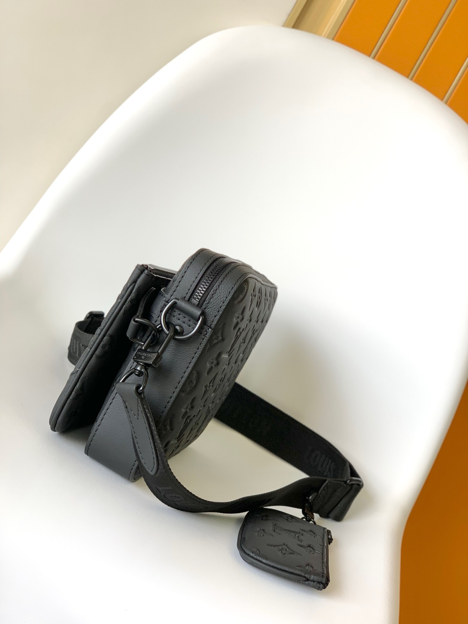 Louis Vuitton M46602 Mens Shoulder Bags Size 25*18.5*7cm