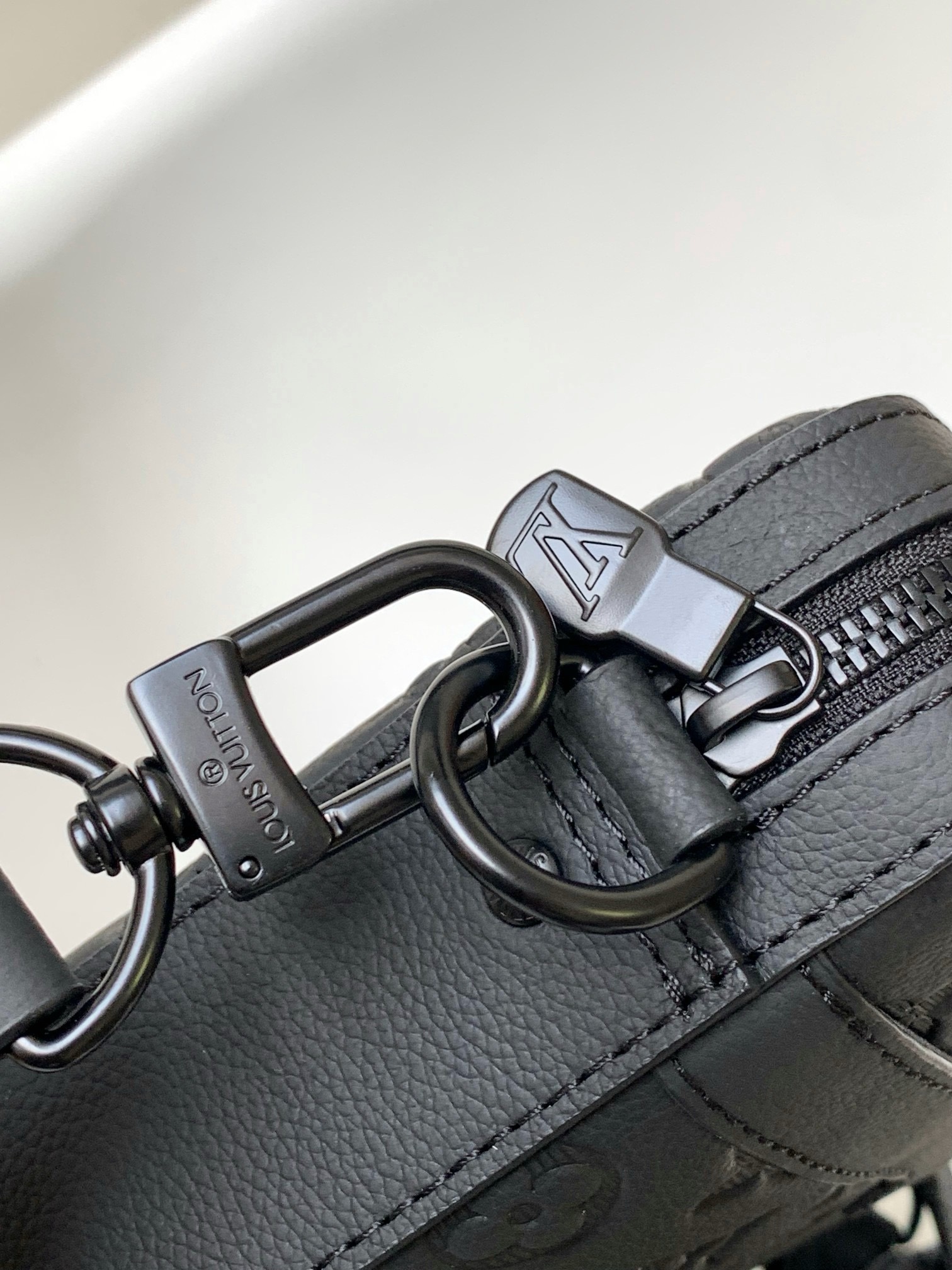 Louis Vuitton M46602 Mens Shoulder Bags Size 25*18.5*7cm