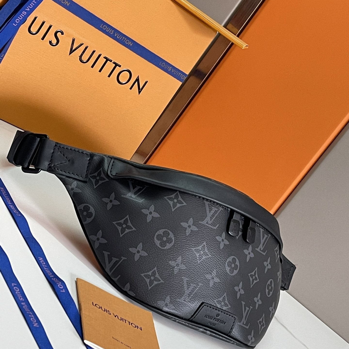 Louis Vuitton M46035 Discovery Bumbag Mens Shoulder Bags Size 44*15*9cm