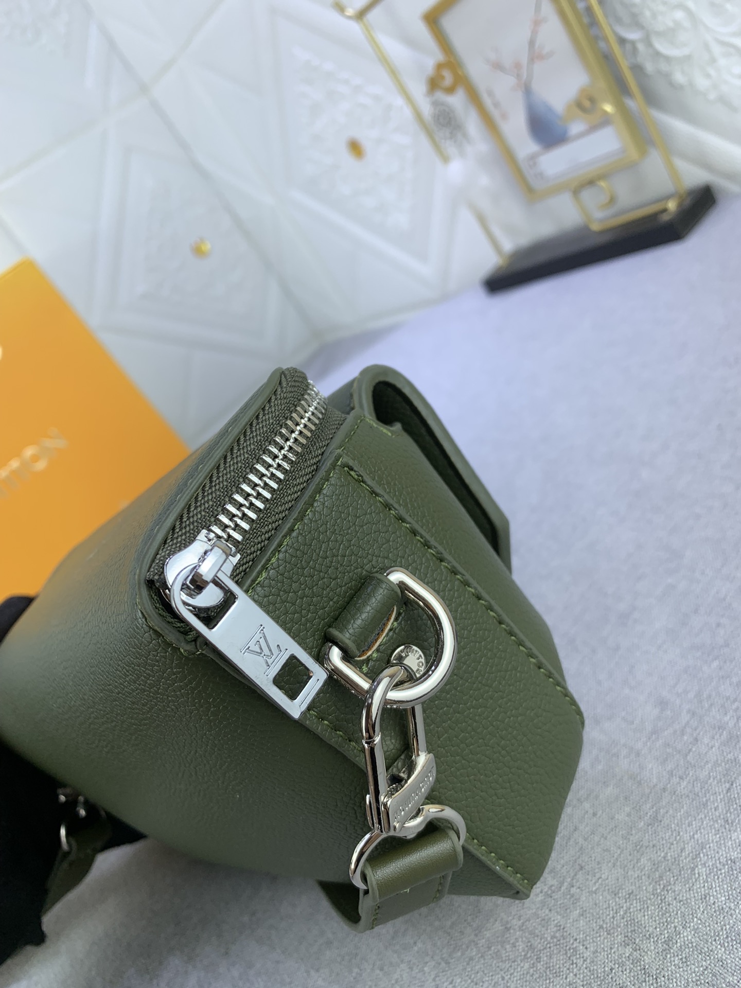 Louis Vuitton M83560 Pilot Mens Shoulder Bags Size 20*12*5cm