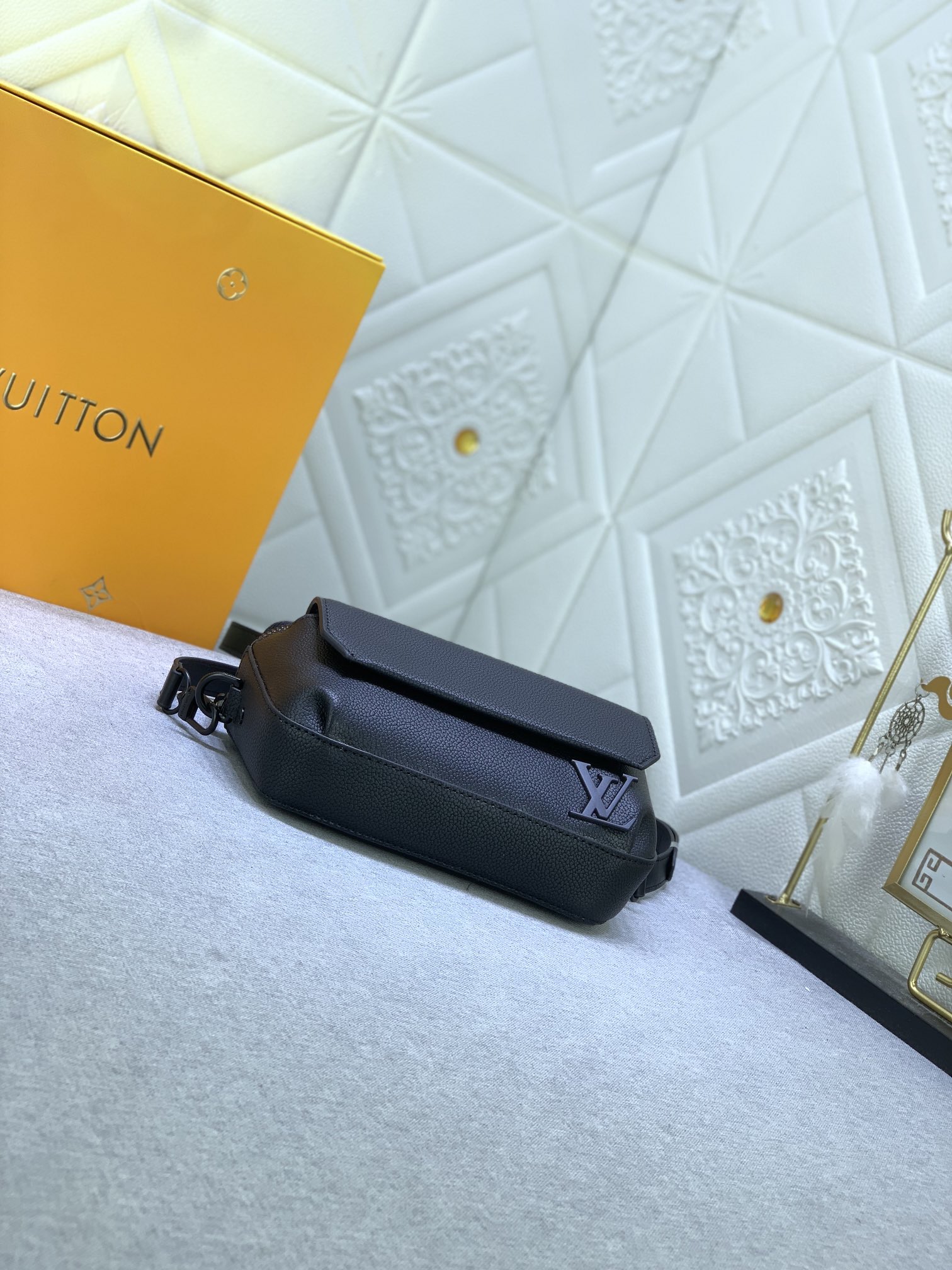 Louis Vuitton M83563 Pilot Mens Shoulder Bags Size 20*12*5cm